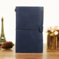 Gros plan detaille du carnet de voyage en cuir bleu fonce avec bande elastique et design portable. - A6 / Bleu foncé