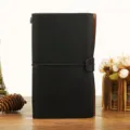 Taccuino vintage in ecopelle A6 con chiusura a nastro elastico, diario portatile per appunti. - A6 / Nero