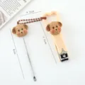 Set tagliaunghie e bastoncino per le orecchie con simpatico cucciolo di cartone animato, design. - Tagliaunghie & Puliscilecchi / Caffellatte