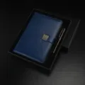 Elegante set regalo taccuino aziendale A5 con diario in pelle blu e penna in metallo in scatola. - Set Scatola Regalo con Fibbia / A5 / Blu