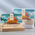 Calendario da tavolo 2023 con base in legno e confezione regalo, elegante design d'arte per ufficio. - Tesoro nazionale