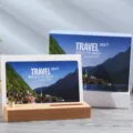 Calendario da Tavolo 2023 Base in Legno Ufficio Scrivania Stampa Personalizzata - 2023 Vedere il mondo