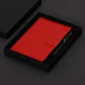 Rode A5 lederen notitieboek met pen en geschenkdoos, stijlvolle drukknoop sluiting variant - A5 Geschenkset / Rood