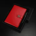 Set regalo taccuino A5 business con copertina in pelle PU rossa, chiusura in metallo e penna. - Set Scatola Regalo con Fibbia / A5 / Rosso