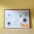 Calendario da scrivania 2025 con simpatico design astronauta, utilizzabile come tappetino. - Futuro radioso (Standard)