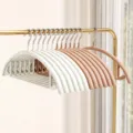 Naadloze kledinghangers antislip anti-schouderbult dikke plastic kleerhanger set - 10 stuks / Kaas Abrikoos en Melkwit