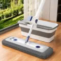 Vlakke vloermop en opvouwbare emmer set met brede mopkop en microvezelpads voor reiniging. - 45cm Geüpgradede Chenille Mop + Opvouwbare Emmer + Verdikte Paal + 2 Originele Doeken / Blauw en Wit