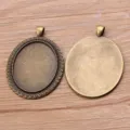 Primo piano di vassoi pendenti in lega di bronzo vintage per artigianato di bigiotteria. - Bronzo Antico