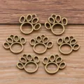 Detailaufnahme von antiken bronzenen Pfoten-Anhänge aus Legierung für stilvolle DIY-Accessoires. - Bronze