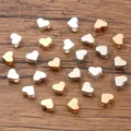 Vue détaillée de petites perles d'espacement en métal cœur pour fabrication de bijoux et bracelets. - Couleurs Mélangées Aléatoires