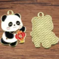 Niedlicher Cartoon Panda Metall Emaillierter Anhänger DIY Schmuck Accessoire Stil. - Panda mit Laterne Anhänger (Nr. 25)