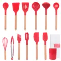 Set di utensili da cucina in silicone da 11 pezzi con manici in legno e supporto. - Set di 12 utensili da cucina con manici in legno / Rosso