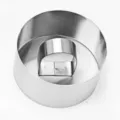Vista dettagliata del piccolo cerchio per mousse in acciaio inox, utile accessorio per dolci. - Rotondo