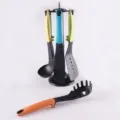 Juego de utensilios de cocina de nylon con mangos de colores y soporte giratorio. - Juego de 6 Piezas