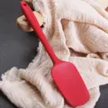 Mini espátula de silicona roja en forma de T para repostería, pasteles y postres caseros. - Burdeos