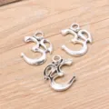 Silberfarbene Om Symbol Metall Anhänger für DIY Schmuckherstellung, Halsketten und Armbänder. - Om Symbol Stil (5H18)