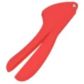 Prensa aglio manuale in plastica rossa, variante di utensile da cucina domestico semplice. - Rosso