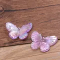Nahaufnahme von lila Harz Schmetterlings-Anhängern für DIY Schmuck und Halsketten. - Stil 7 / Farbverlauf Lila