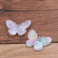 Nahaufnahme Detail des schimmernden Harz Schmetterlings Anhängers für DIY Schmuck und Accessoires. - Stil 6 / Verlauf Rot