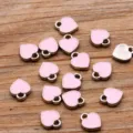 Mini Emaillierte Herz Anhänger Detailansicht, rosa Metall Zubehör für Schmuck und Nagelkunst. - Rosa