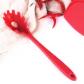 Cuchara para espaguetis de silicona roja resistente al calor utensilio de cocina con orificio. - Servidor de Espaguetis / Rojo