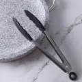 Pinza de cocina de acero inoxidable con mango de silicona negra para barbacoa y horneado. - Negro