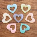 Vue détaillée de pendentifs cœur creux en résine colorée, breloques DIY 29x30mm avec anneaux. - Couleurs Mélangées Aléatoires