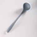 Cucharón de sopa de silueta gris con borde blanco, cuchara de cocina resistente al calor. - Cuchara de Sopa