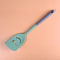 Espátula de cocina de silicona con diseño hueco de sonrisa variante verde y morada - Espátula de Sonrisa