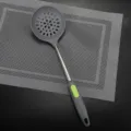 Espumadera de silicona gris con mango de acero inoxidable, utensilio de cocina resistente. - Espumadera / Gris