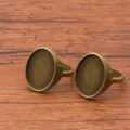 Nahaufnahme der Vintage-Bronze-Ovalringschalen für DIY-Schmuckherstellung und Cabochons. - 13x18mm / Antikbronze
