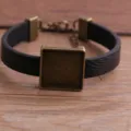 Gedetailleerd overzicht vintage DIY PU leer vierkante bezel armband legering mode sieraden. - Zwart