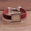 Nahaufnahme des DIY quadratischen Lünetten Rohlings Armbands mit rotem PU Lederband Schließe. - Dunkelrot