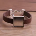Detailansicht braunes PU Lederarmband mit quadratischer Metallfassung Halterung DIY Schmuck. - Braun