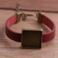 DIY PU lederen armband blanco met antiek bronzen vierkante bezel lade voor 20mm cabochon. - Donkerrood