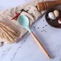 Grüner Silikon Kochlöffel mit Holzgriff, hitzebeständiges Küchenutensil für Antihaftbeschichtung. - Blauer Servierlöffel