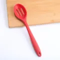 Cuchara espumadera de silicona roja, utensilio de cocina resistente al calor con agujero. - Espumadera / Rojo