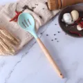 Silikon Schaumlöffel mit Holzgriff Küchen Kochgeschirr Kochlöffel blaue Variante Detail - Blauer Schlitzlöffel
