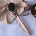 Cucharón de sopa de silicona marrón con mango de madera, variante de utensilio de cocina, resistente. - Cuchara de Sopa