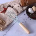 Blauer Schneebesen aus Silikon mit Holzgriff, hitzebeständiges Küchenwerkzeug Variante. - Blauer Schneebesen
