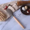 Espátula de silicona marrón con mango de madera para sartenes, utensilio de cocina resistente. - Espátula de mantequilla