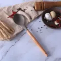 Cuchara de cocina de silicona marrón con mango de madera para utensilios antiadherentes. - Cuchara de servir