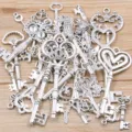 Detailaufnahme mit verschiedenen antiken silbernen Legierungsschlüssel-Anhängern für Schmuck. - 30g Packung / Antiksilber