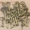 Nahaufnahme gemischter vintage bronzefarbener Steampunk-Schlüssel-Anhänger aus Metall. - 30g Packung / Bronze
