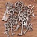 Nahaufnahme von Vintage-Steampunk-Schlüssel-Anhängern aus Legierung für DIY-Schmuckbasteln. - Gunmetal-Schwarz