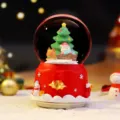 Nahaufnahme Detailansicht der Weihnachtsschneekugel mit niedlichem Weihnachtsmann innen. - 0261 Rehkitz Weihnachtsbaum / Groß 100 Schnee+Licht+Musik