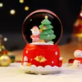 Nahaufnahme einer Weihnachtsschneekugel mit Weihnachtsmann, festliche Tischdekoration. - 0261 Weihnachtsmann Weihnachtsbaum / Groß 100 Schnee+Licht+Musik