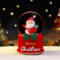 Nahaufnahme Detail der süßen Weihnachten Weihnachtsmann Schneekugel mit Licht und Spieluhr. - Groß 100 Schnee+Licht+Musik / 2062 Sitzende Haltung Blaues Geschenkset Ohne Hut