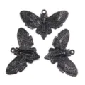 Zwarte metalen doodskop mot hangers voor Halloween DIY sieraden en gotische charms. - Skelet Mot Stijl