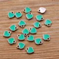 Kleine grüne Emaile Herz Anhänger, silberne Metallöse für DIY Schmuckherstellung und Nailart. - Grün